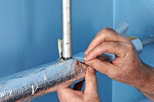 Överlappningen klistras ihop vid rörisolering Överlappningen på rörisolering klistras ihop